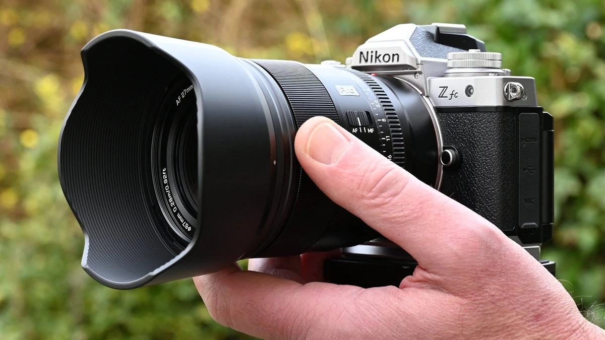 Органы управления на корпусе Viltrox AF 27mm f1.2 Pro Z включая переключатель Click On Off и тумблер AF MF