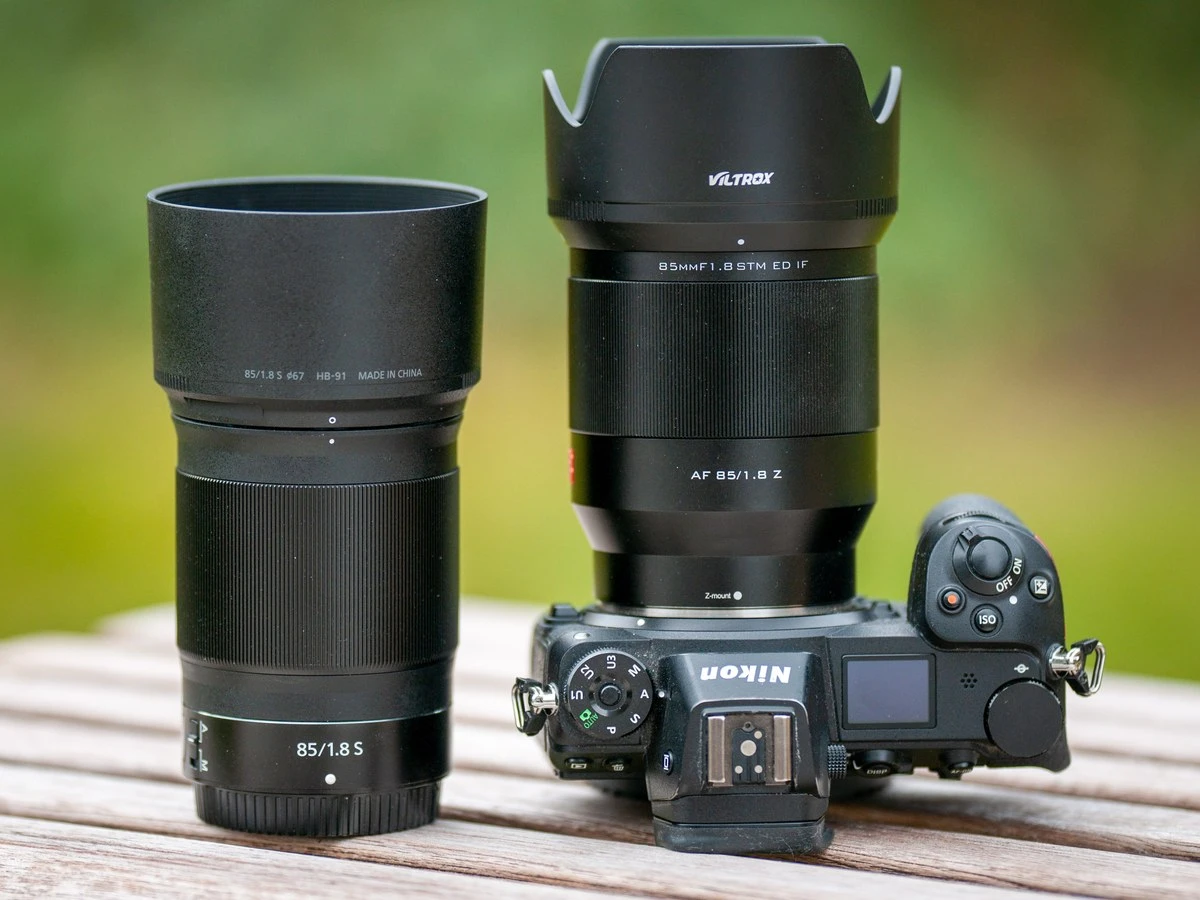 Полнокадровый объектив Viltrox AF 85mm f1.8 Z установленный на беззеркальную камеру Nikon Z