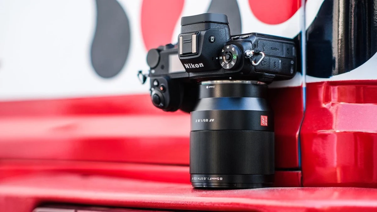 Встроенный сервисный порт USB Type-C на металлическом фланце байонета Viltrox AF 85mm f1.8 Z