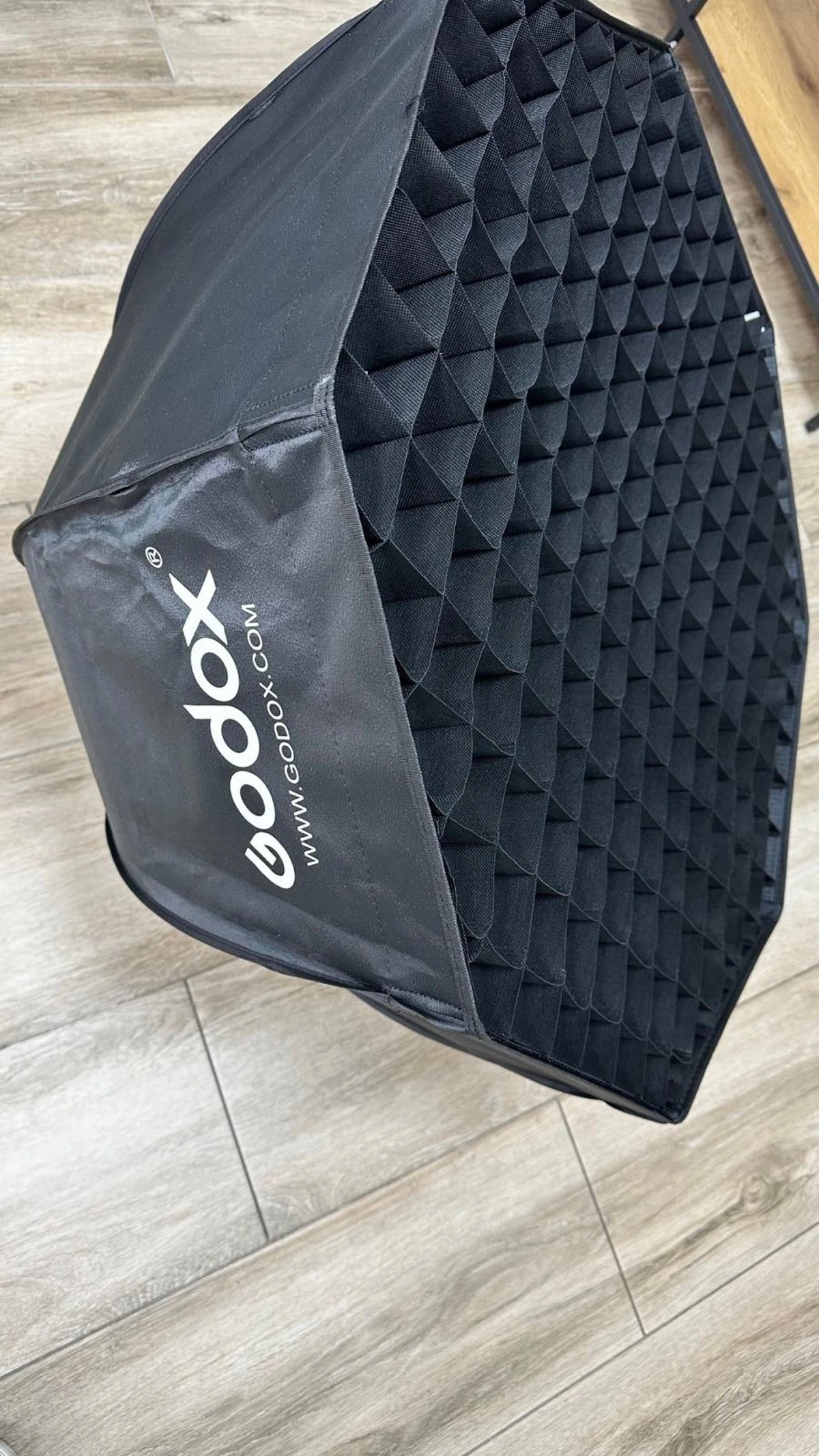Октобокс Godox SB-GUE80 с установленной ячеистой сотовой решеткой