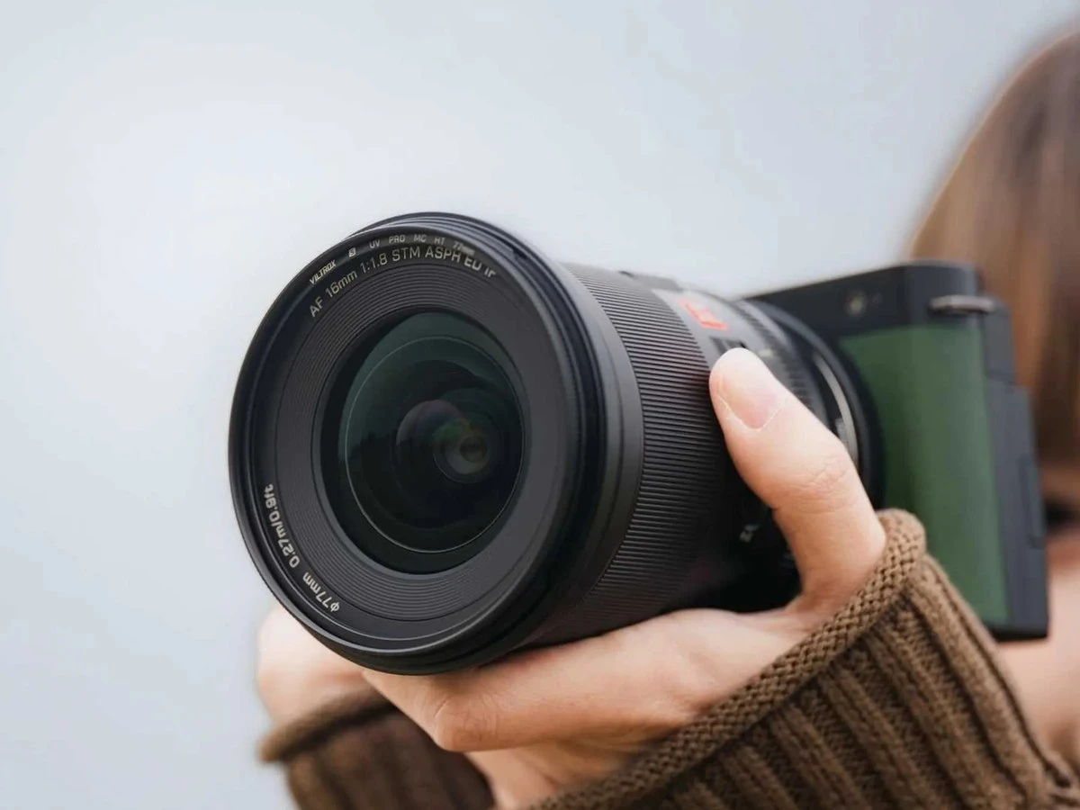 ���������� ��������������� ��'����� Viltrox AF 16mm f/1.8 FE Pro � ������ �� ������ 77 �� �� ��� ������ � ��� �� ������� �������