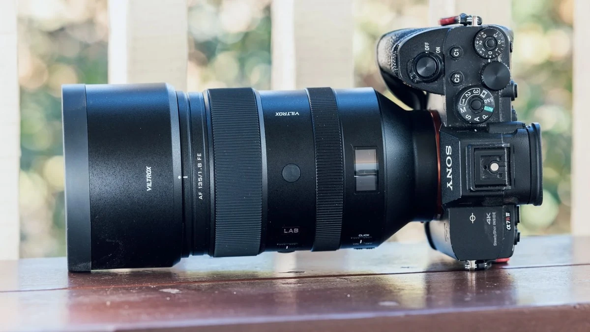 ������'����� Viltrox AF 135mm f/1.8 LAB �� �������� ����������� ������� �� ������������ ����� Sony A7R V