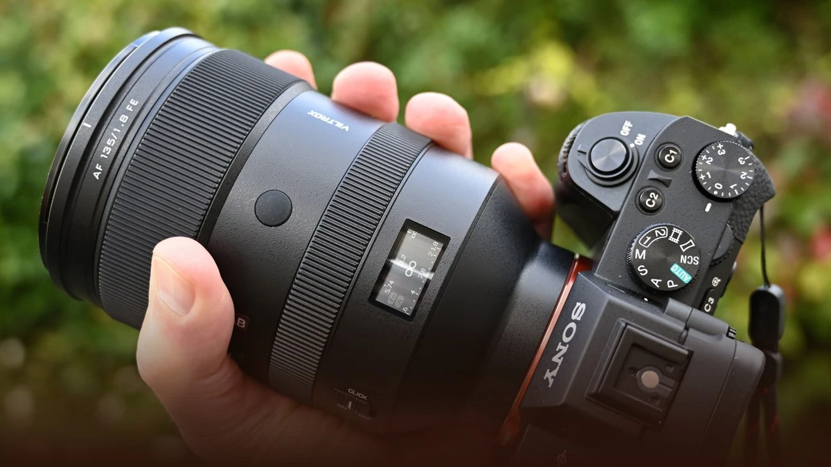 ������������ ������'����� Viltrox AF 135mm f/1.8 LAB � ����������� ��������� OLED-������� �� �������� Fn �� ������ ������