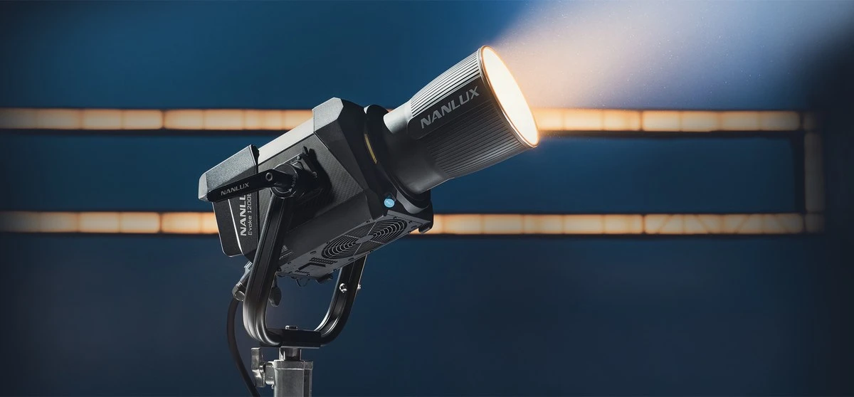 Моноблок Nanlux Evoke 1200B на високій сталевій стійці світить вгору у темній фотостудії з решіткою охолодження знизу