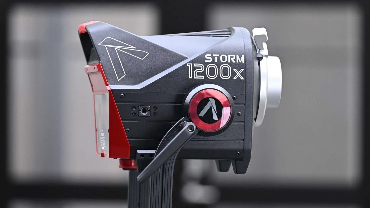 Бічний ракурс моноблока Aputure STORM 1200x на лірі з білим захисним ковпаком COB на байонеті ProLock у студії