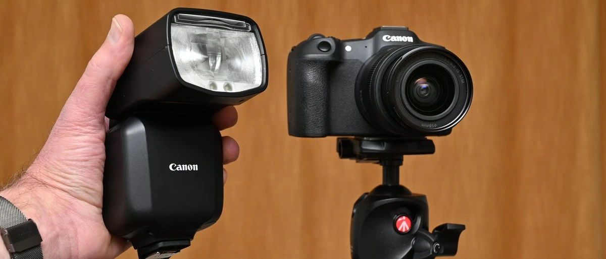 Сравнение габаритов прямоугольной вспышки Canon Speedlite EL-5 и беззеркальной камеры Canon EOS