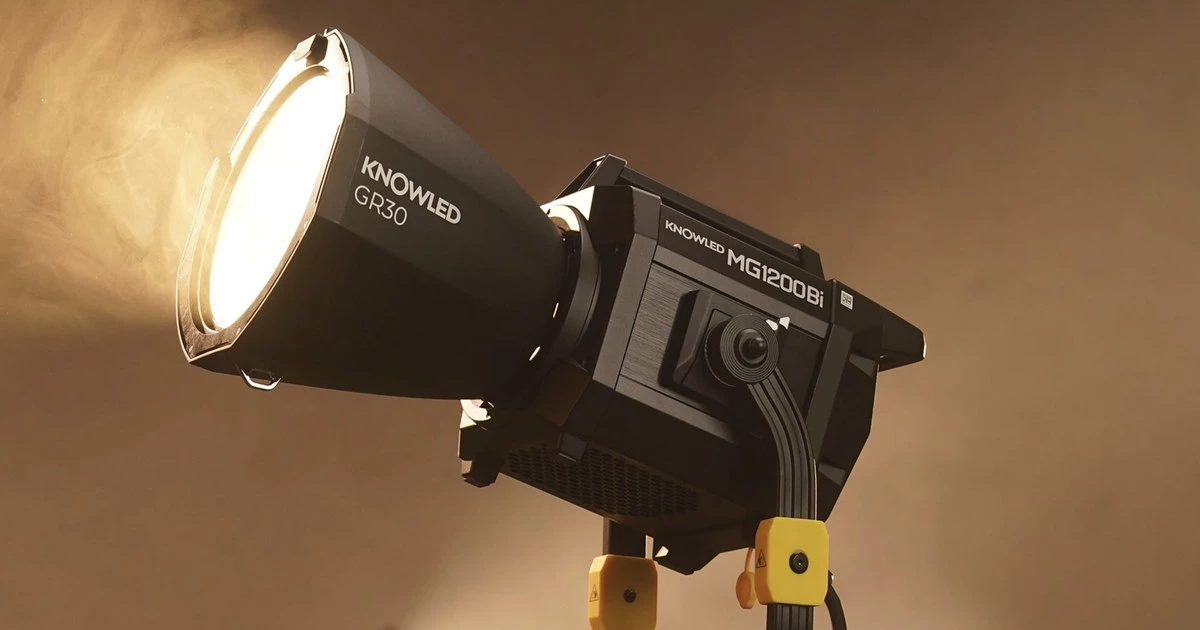 Потужний біколорний світлодіодний моноблок Godox KNOWLED MG1200Bi з рефлектором GR30 на стійці у студії