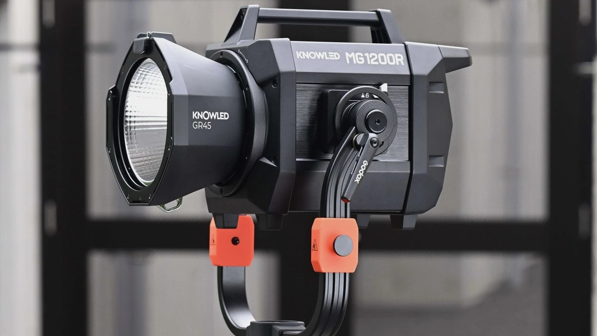 Байонетна система Godox G-Mount на прикладі моноблока KNOWLED MG1200R з рефлектором GR45