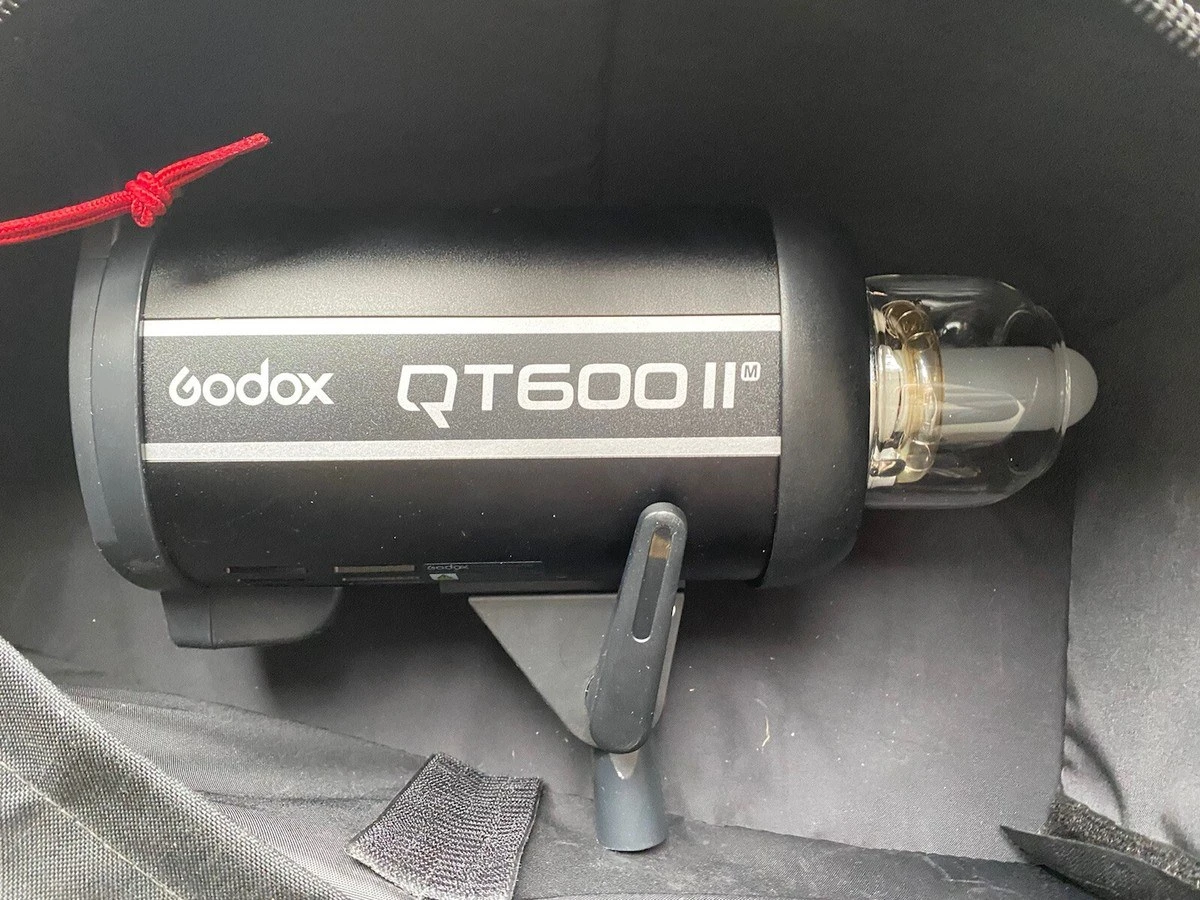 Студійний спалах попереднього покоління Godox QT600II M у транспортувальній сумці
