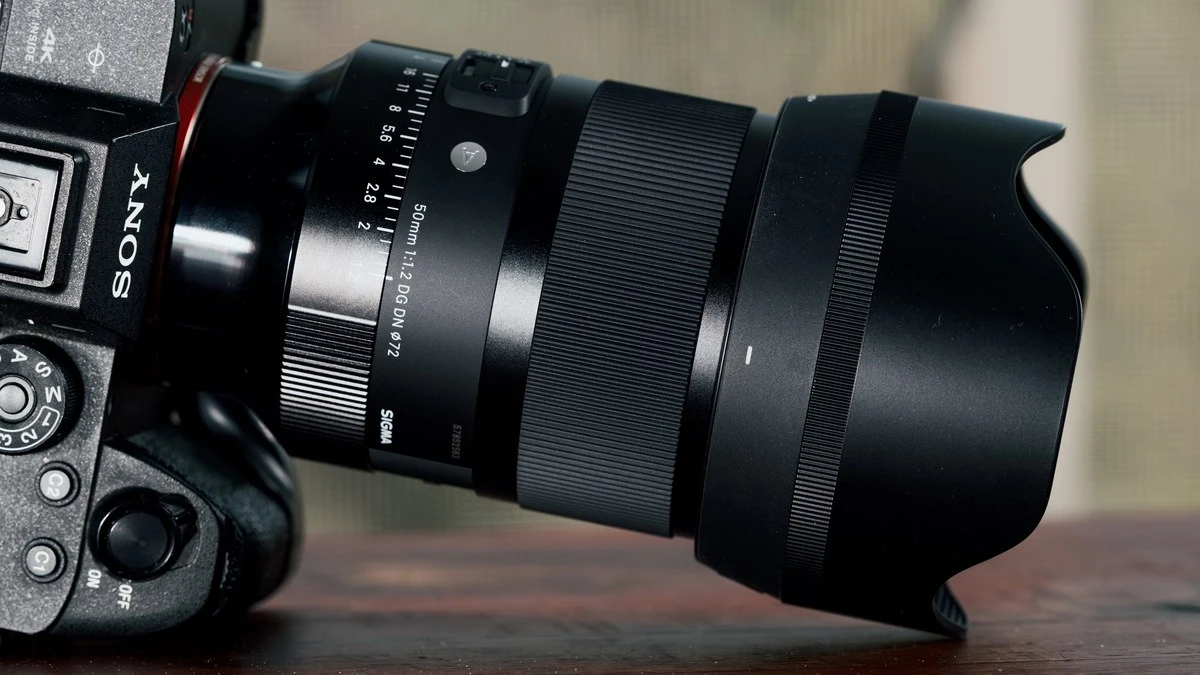 Об'єктив Sigma 50mm f1.2 DG DN Art на камері Sony у студії крупним планом з боку органів керування