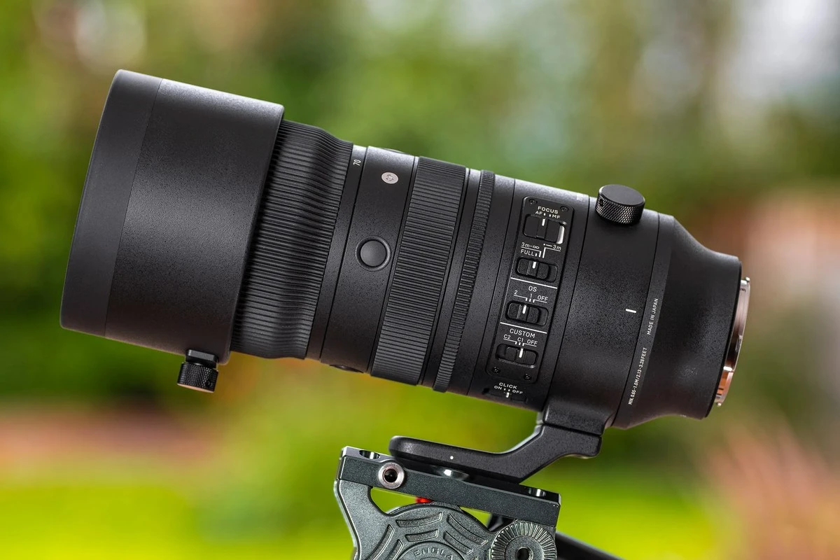 Телеоб'єктив Sigma 70-200mm f2.8 DG DN OS Sports на масивному штативі зі штативною лапою Arca-Swiss у приміщенні