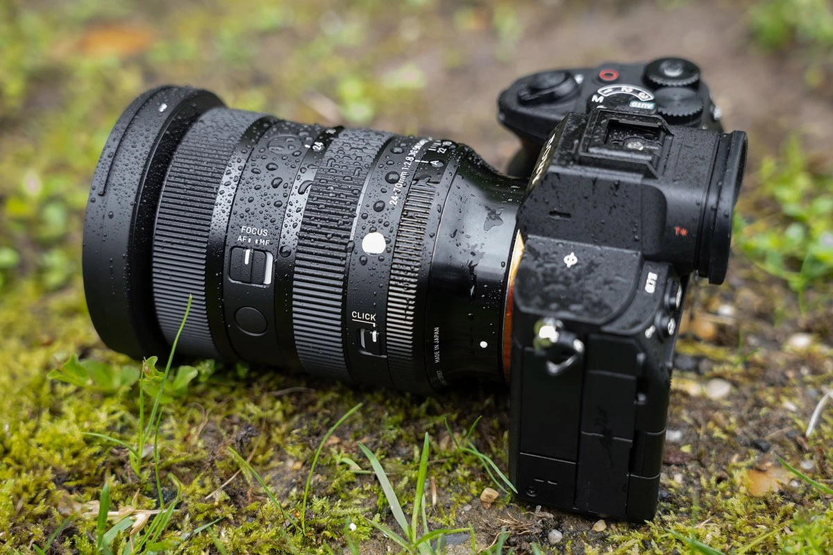 Об'єктив Sigma 24-70mm f2.8 DG DN II Art під краплями дощу на камері під час випробувань захисту від вологи