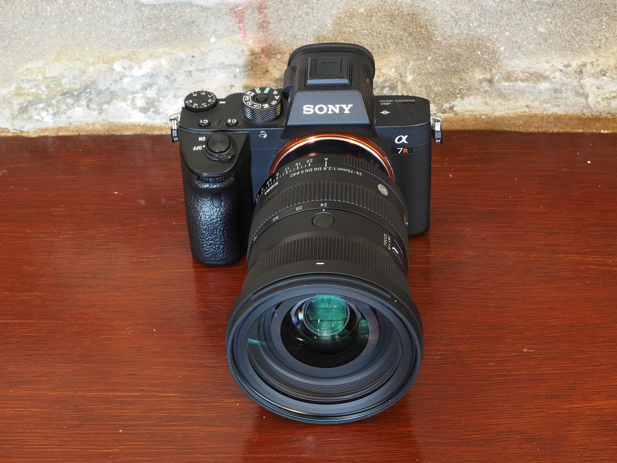 Об'єктив Sigma 24-70mm f2.8 DG DN II Art на камері Sony a7R у руках оператора на металевій конструкції