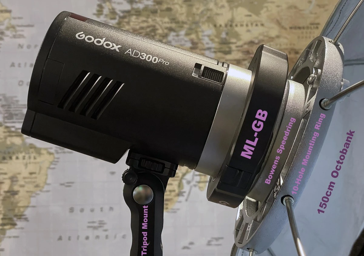 Автономний спалах Godox AD300Pro з адаптером байонета Bowens ML-GB та встановленим великим октобоксом