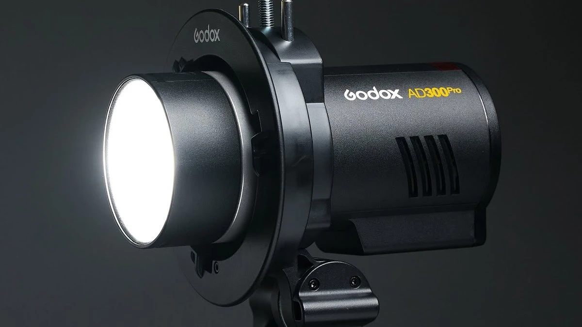 Моноблок Godox AD300Pro з розсіювачем у профіль на похилому адаптері з вентиляційними отворами