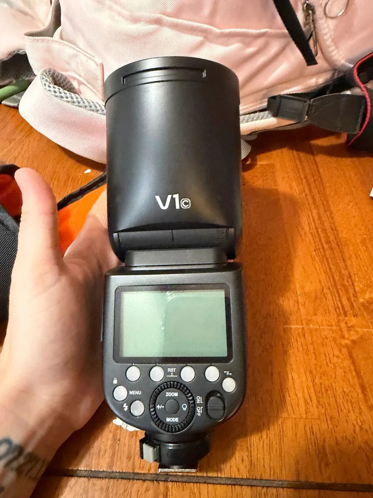 Задня панель спалаху Godox V1C з монохромним дисплеєм, диском регулювання потужності та швидкознімним затискачем башмака
