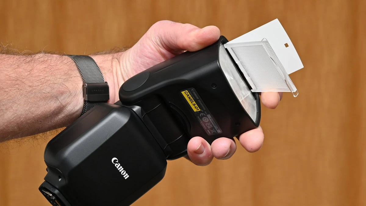 Спалах Canon Speedlite EL-5 з піднятою прямокутною головкою, висунутим відбивачем Catchlight та ліхтарем Twin LED