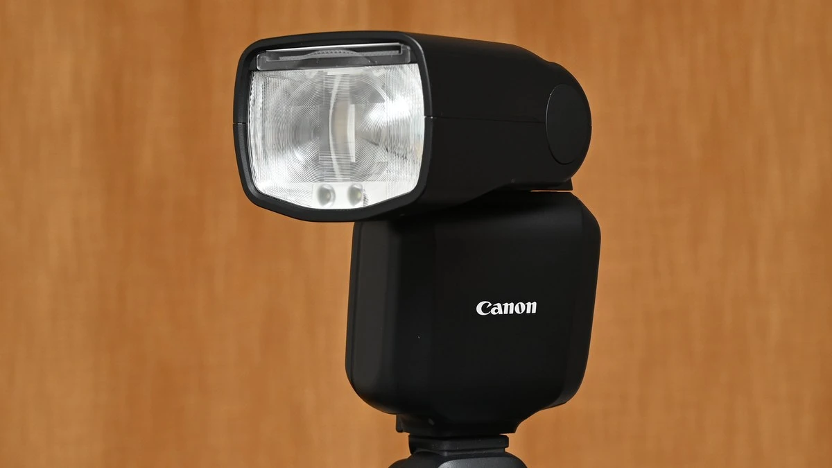 Спалах Canon Speedlite EL-5 на комплектній міні-стійці з прямокутною френелівською лінзою та оптичним приймачем