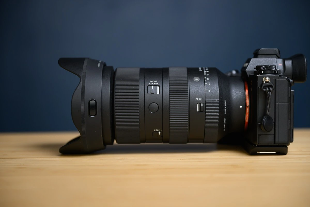 Боковой ракурс Sigma 28-105mm f/2.8 DG DN Art с блендой и переключателями Click, Lock и Focus на камере Sony