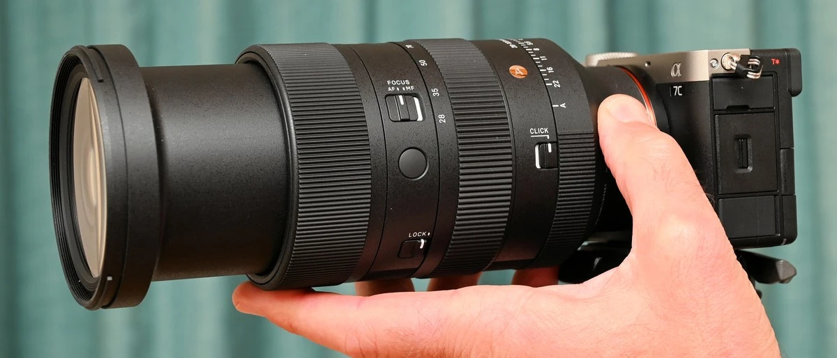 Объектив Sigma 28-105mm f/2.8 DG DN Art на камере Sony A7C с выдвинутым тубусом в положении 105 мм