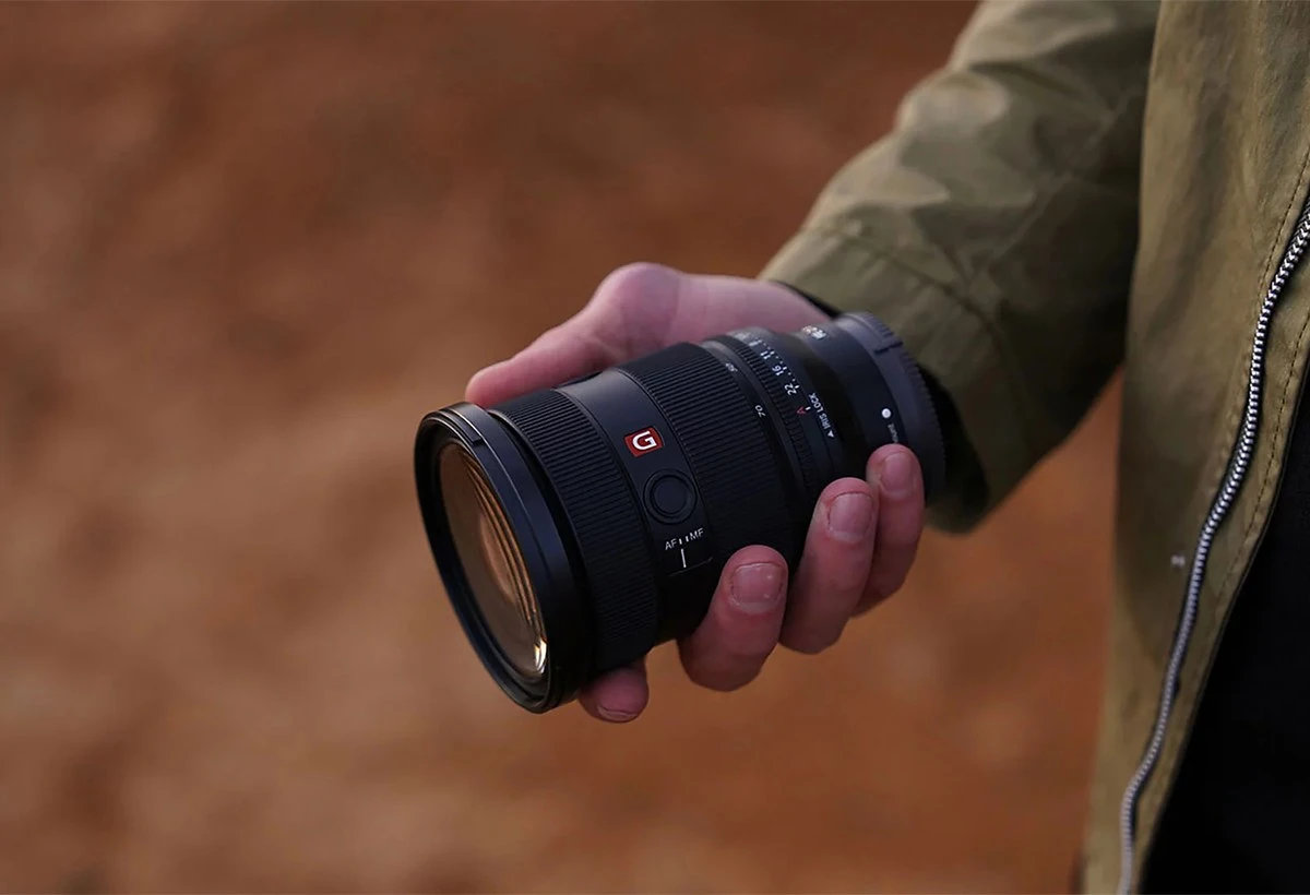 Компактный корпус объектива Sony FE 24-70mm f/2.8 GM II массой 695 граммов в руке оператора