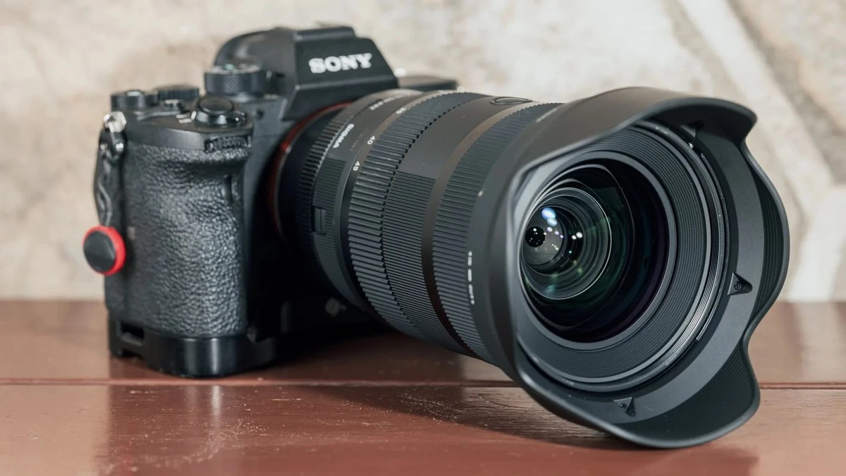 Объектив Sigma 28-45mm f/1.8 DG DN Art с передней линзой 82 мм, установленный на камеру Sony Alpha