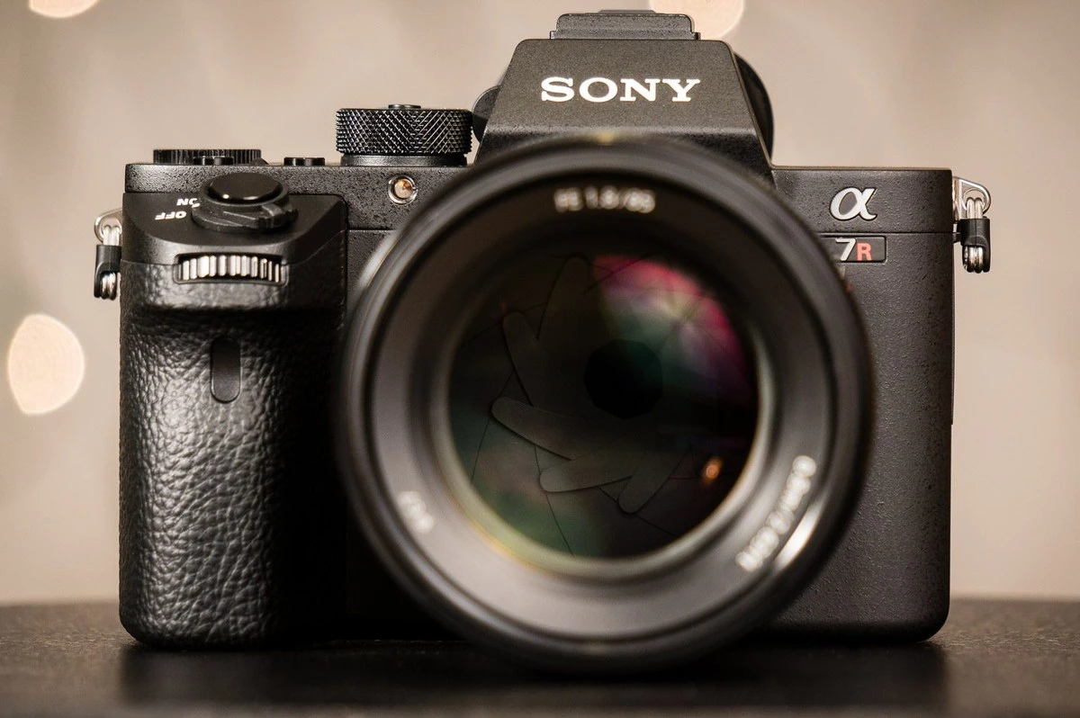 Передня лінза та 9-пелюсткова діафрагма об'єктива Sony FE 85mm f1.8 на камері Sony A7R