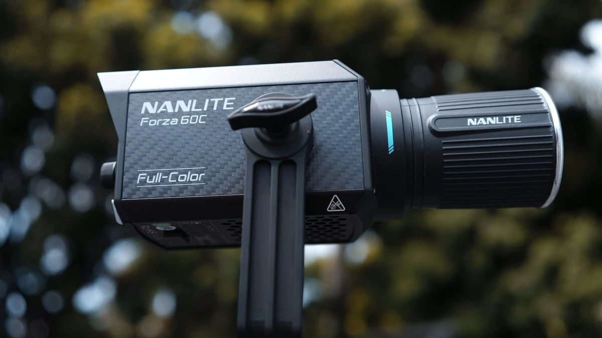 Повноколірний моноблок Nanlite Forza 60C у профіль на похилій лірі з рефлектором 45 градусів на фоні боке листя