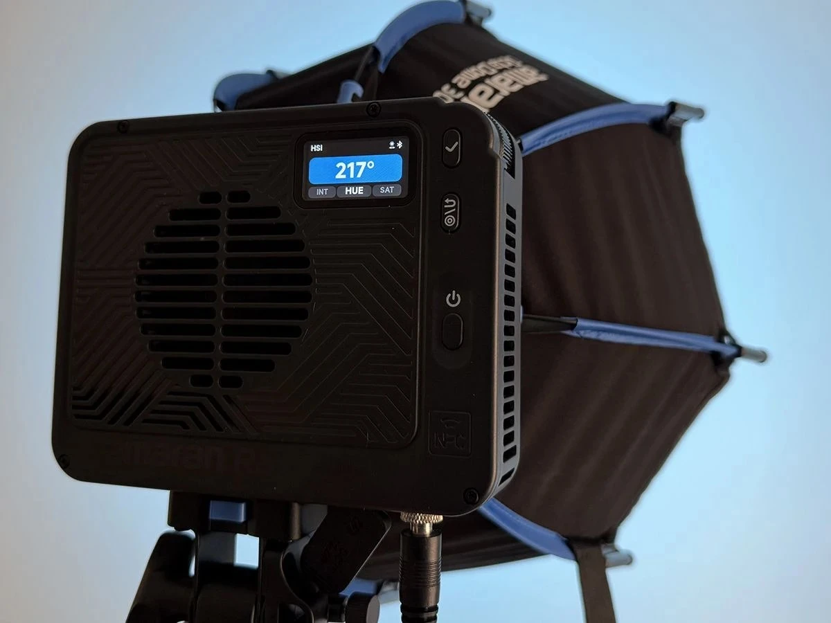 Задня панель моноблока Amaran Ray 60c з екраном HSI 217 градусів, вентилятором, колесом FlowTurn та розкритим софтбоксом Octa Dome 30 на стійці