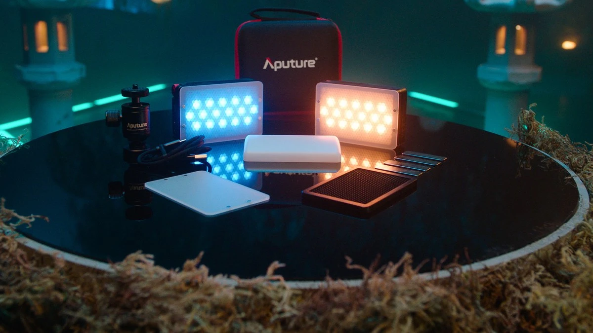 Комплект аксесуарів Aputure MC Pro з двома увімкненими світлодіодними панелями, купольним і плоским дифузорами, стільниковою сіткою 30 градусів і кейсом