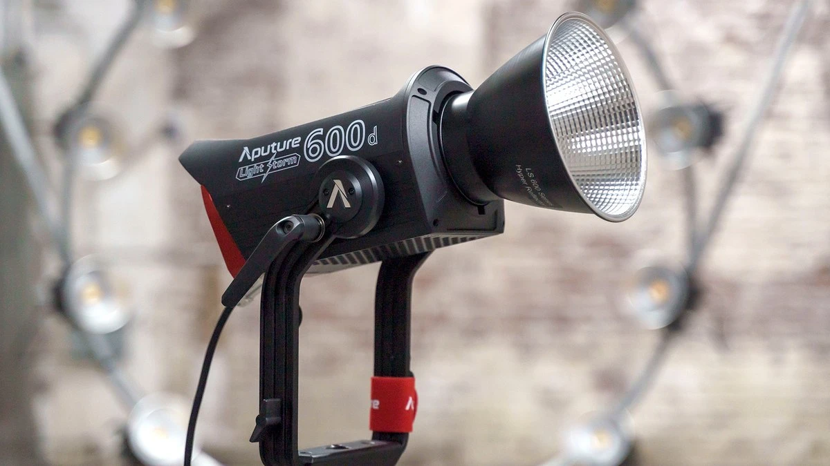Студійний моноблок Aputure LS 600d Pro у зборі з гіперрефлектором 55 градусів та вигнутою лірою
