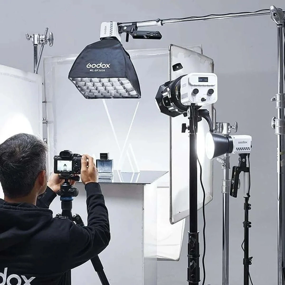 Софтбокс Godox ML-SF3030 с сотовой решеткой на перекладине журавля над предметным стеклянным столом для съемки деталей
