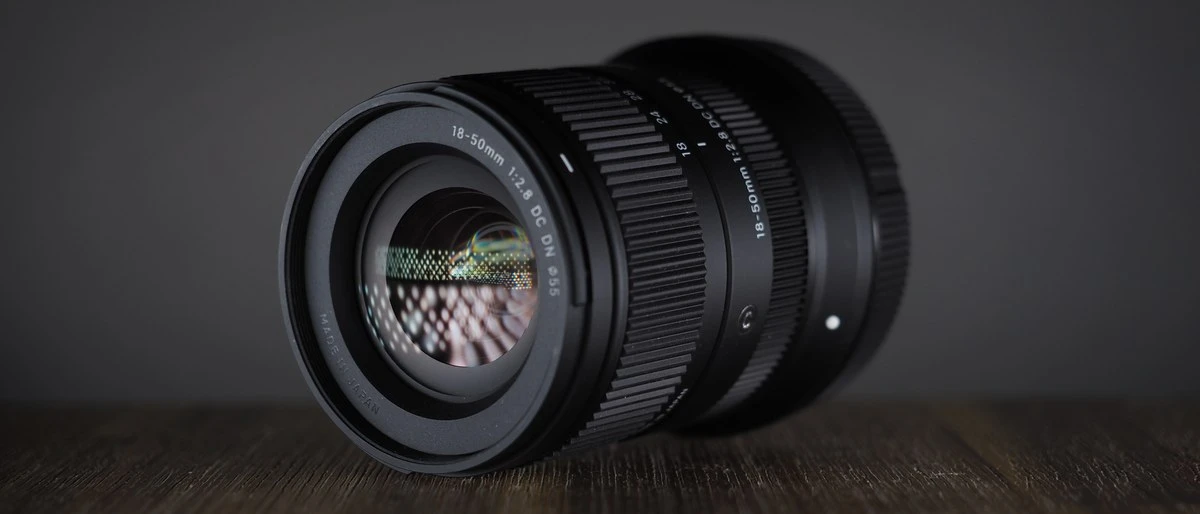Передня лінза об'єктива Sigma 18-50mm f/2.8 DC DN Contemporary з багатошаровим покриттям та різьбою 55 мм