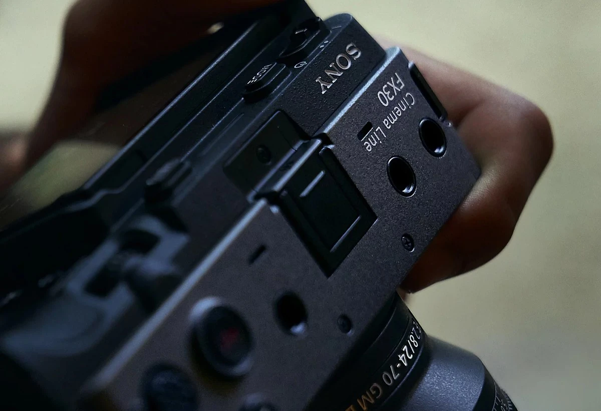 Верхня панель Sony FX30 із різьбовими отворами для прямого монтажу на майданчик стабілізатора без клітки