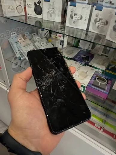 Заміна дисплея Xiaomi Redmi Note 11S — інструменти для розбирання, пластиковий медіатор і прогрів корпусу феном
