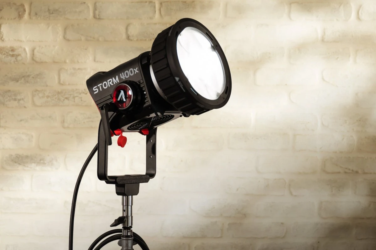 Студійний моноблок Aputure STORM 400x на стійці зі штатним рефлектором та білим дифузійним куполом