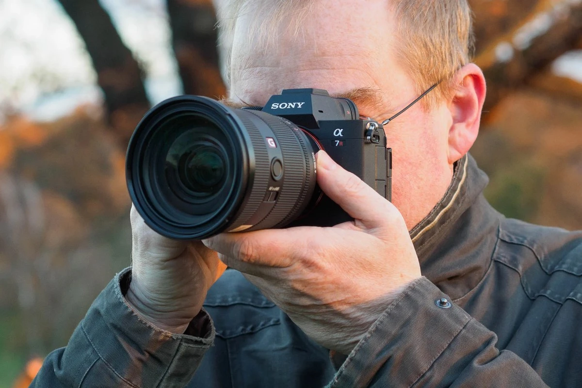 Фотограф веде зйомку через електронний видошукач камери Sony Alpha 7R V із відстеженням фокусу