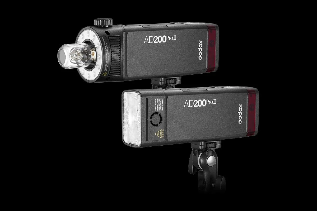 Два спалахи Godox AD200Pro II на похилих адаптерах для стійок з відкритою лампою та прямокутною головою | підпис: Робота виносних стробів на легких стійках для моделювання світлотіньового малюнка на міських локаціях.