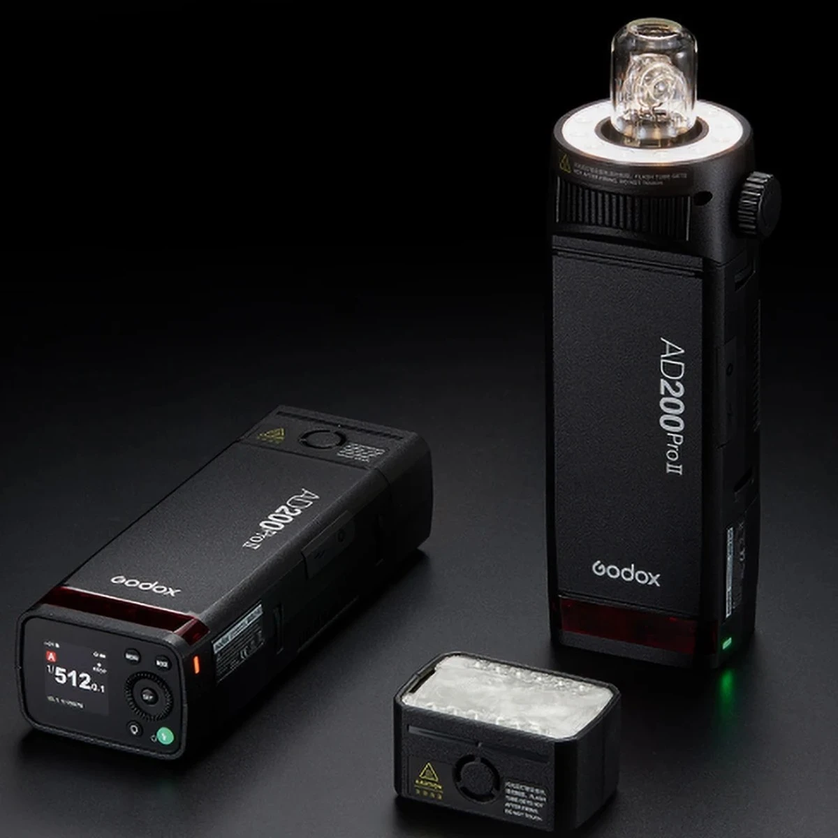 Комплект спалаху Godox AD200Pro II з головою відкритої лампи H200J II, Bi-Color пілотним світлом, змінною насадкою H200 II | підпис: Модульна конструкція Godox AD200Pro II з відкритою лампою bare-bulb та швидкісною зміною голови.