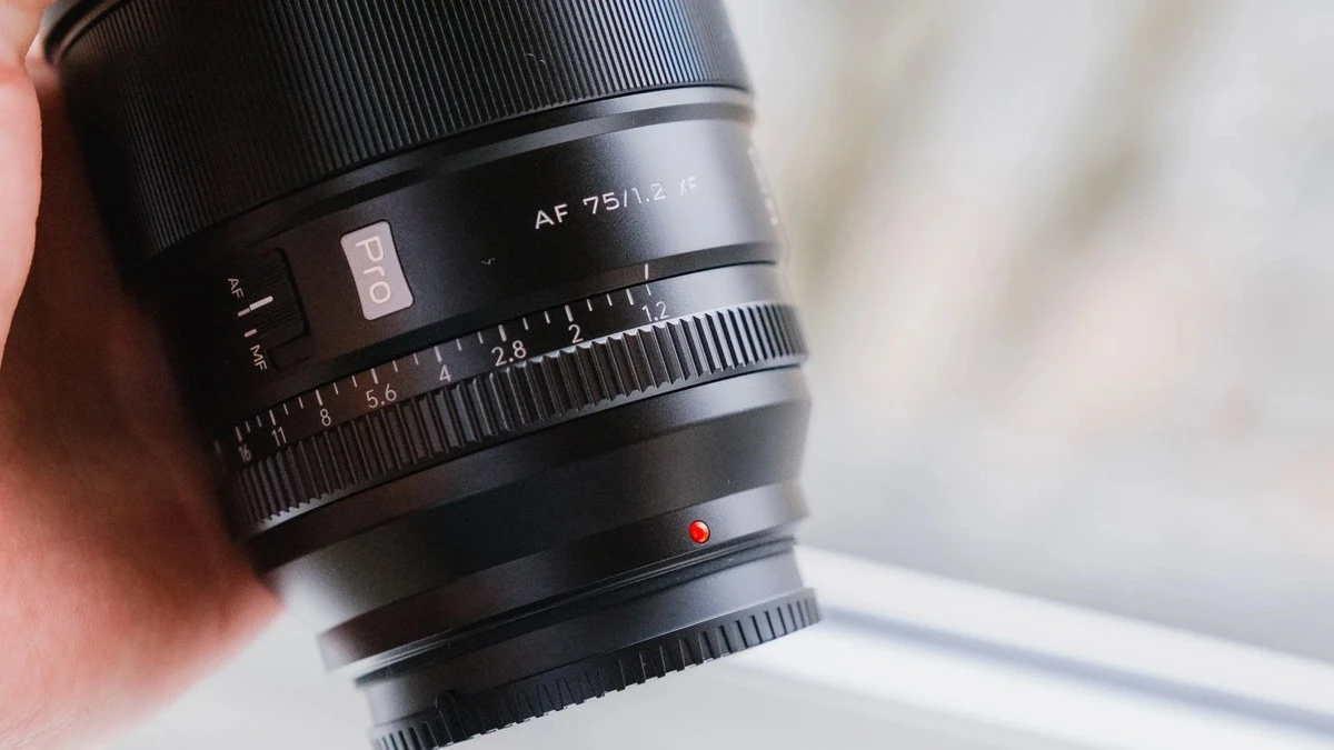 Крупный план корпуса объектива Viltrox AF 75mm f/1.2 Pro XF с переключателем AF/MF и кольцом диафрагмы