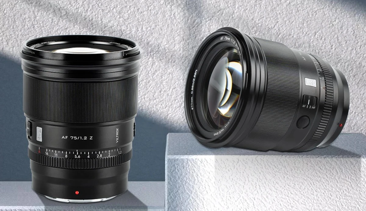 Два объектива Viltrox AF 75mm f/1.2 Pro Z на постаменте, демонстрирующие переднюю линзу 77 мм и металлический байонет