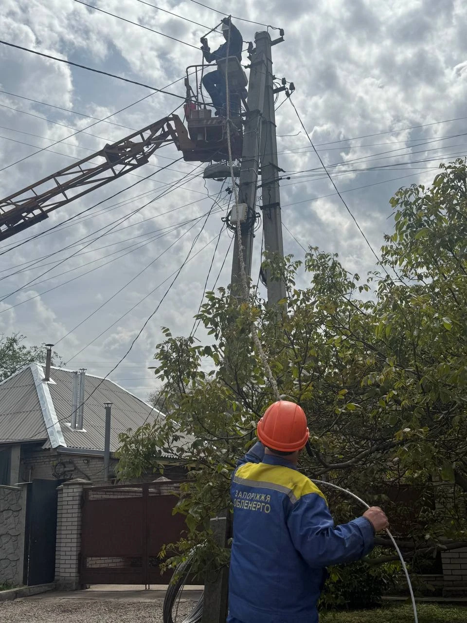 Бригади Запоріжжяобленерго ліквідовують наслідки негоди