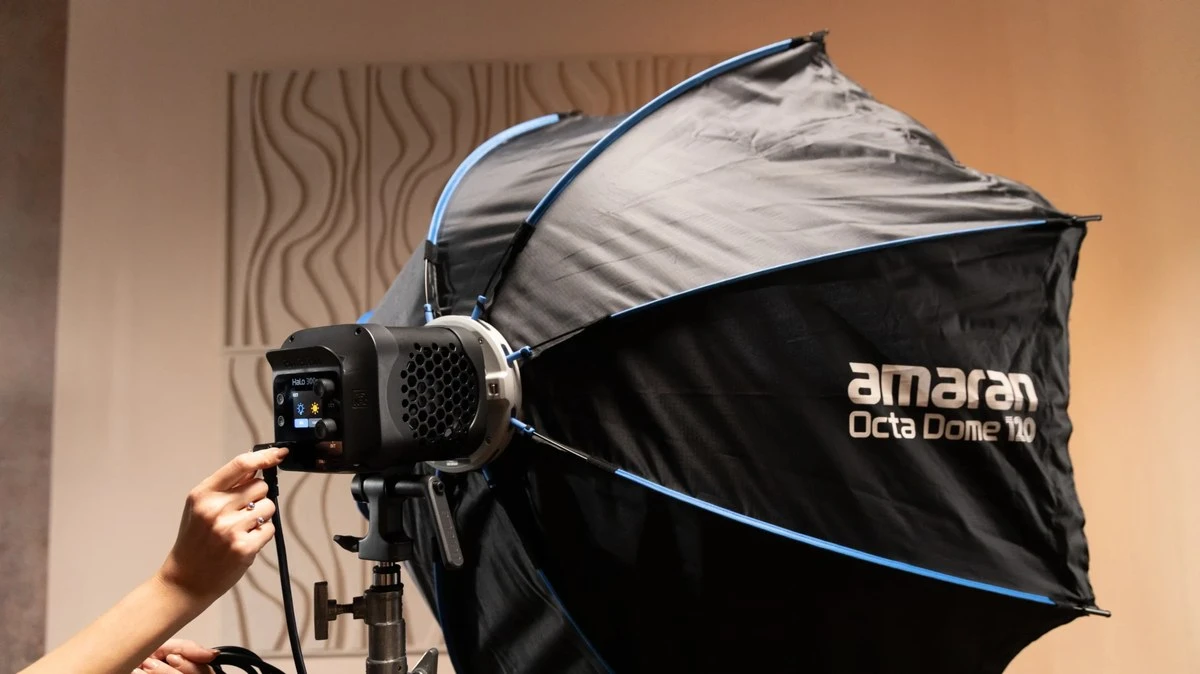 Моноблок Amaran Halo 300x на металевій стійці з встановленим восьмикутним софтбоксом Octa Dome 120 через байонет Bowens