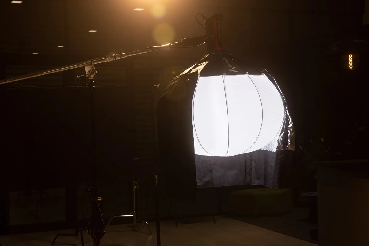 Сферичний софтбокс Aputure Lantern 90 на журавлі з регульованою чотирисекційною спідницею для локалізації світлового потоку