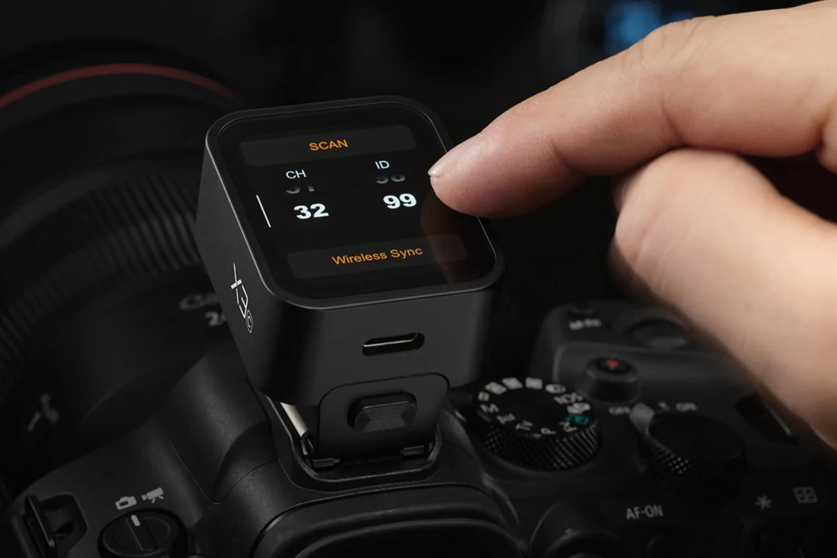 Сенсорний дисплей радіосинхронізатора Godox X3 C на камері Canon під час вибору радіоканалу 32 та ID 99