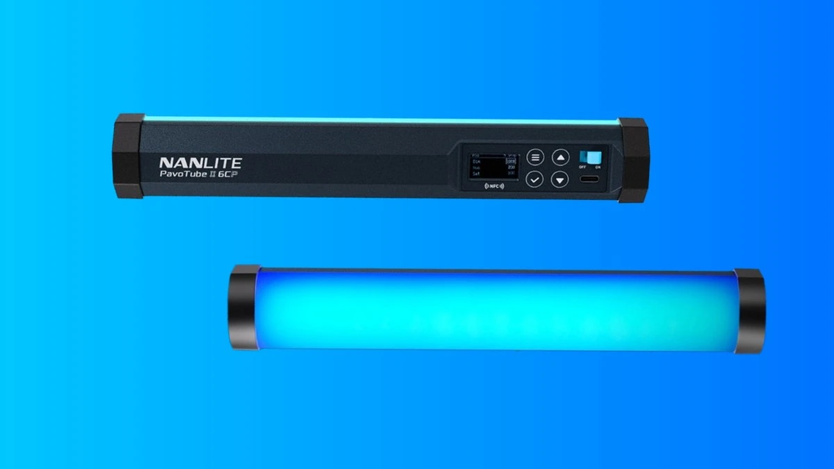 Дві трубки Nanlite PavoTube II 6CP на блакитному градієнтному фоні: верхня повернута тильним боком з екраном налаштувань HSI та портом USB-C, нижня світиться рівномірним неоново-блакитним світлом