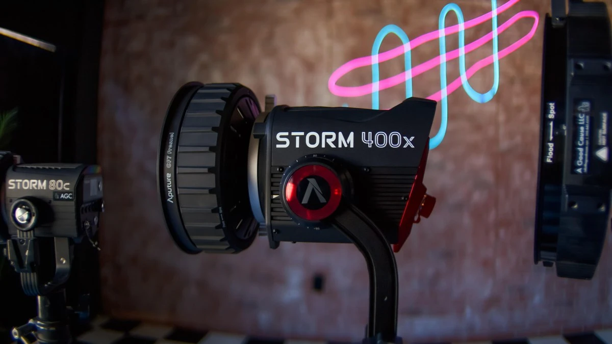 Профіль моноблока Aputure STORM 400x зі встановленою лінзою Френеля CF7 на знімальному майданчику
