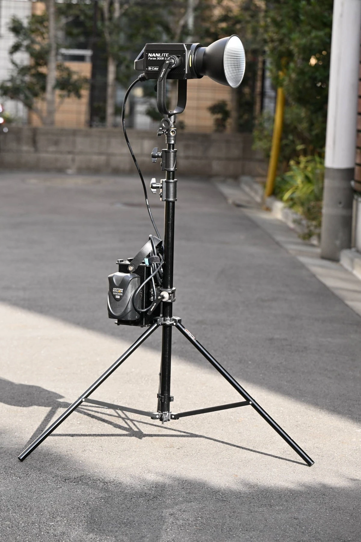Двоколірний моноблок Nanlite Forza 300B II з блоком керування та акумулятором V-Mount на стійці