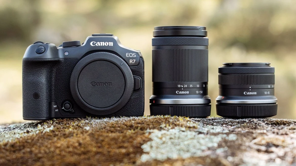 Сравнение размеров тушки Canon EOS R7, суперзума Canon RF-S 18-150mm f/3.5-6.3 IS STM и ультракомпактного зума Canon RF-S 18-45mm f/4.5-6.3 IS STM на камне на природе