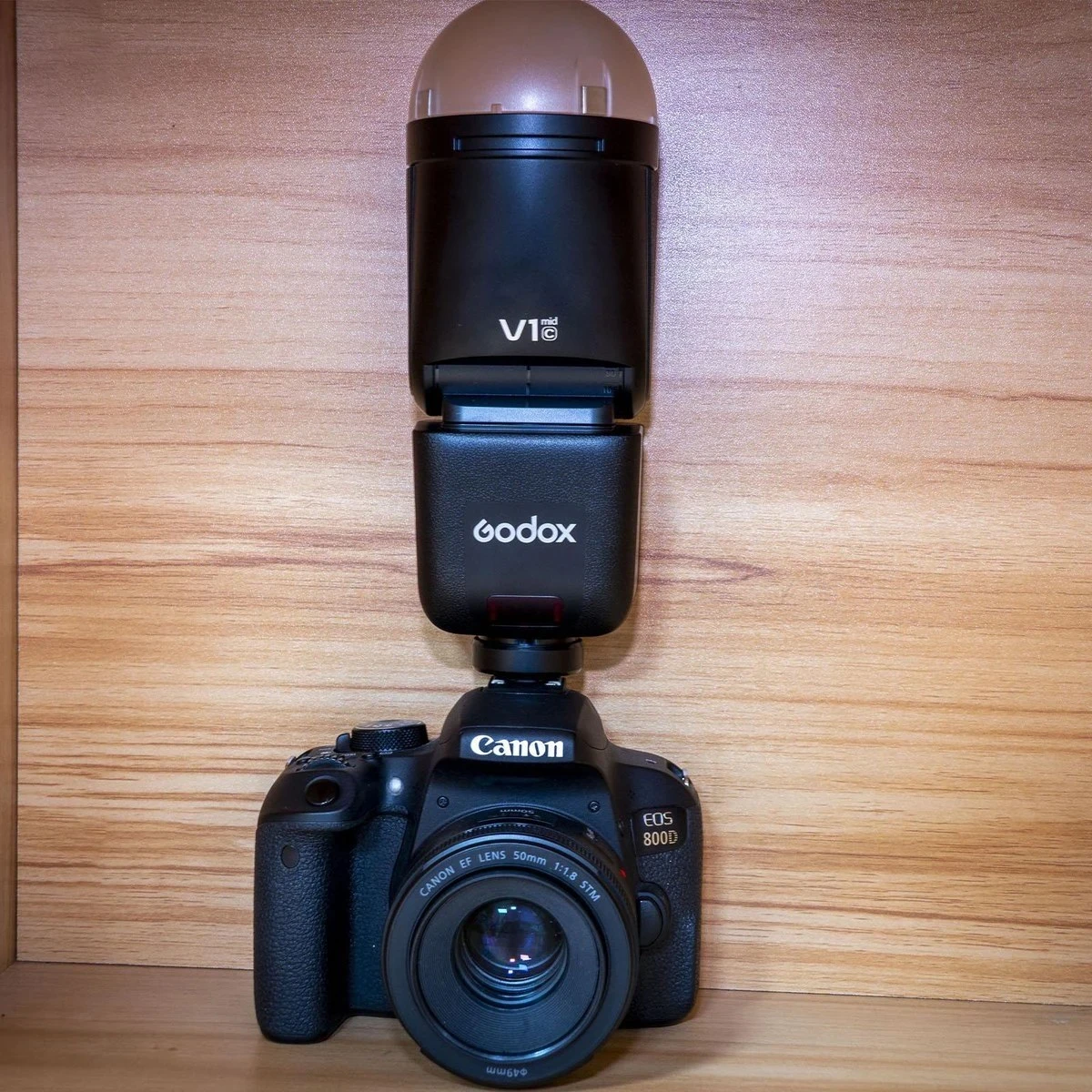 Спалах Godox V1C на камері Canon EOS 800D з напівсферичним магнітним куполом-дифузором з набору AK-R1, встановлений у гарячий башмак